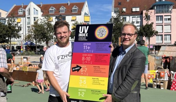 Im Rahmen der Pappstadt Burghausen nahm Marcel Anslinger (li) die UV-Index-Tafel von Thomas Gruber entgegen. © AOK