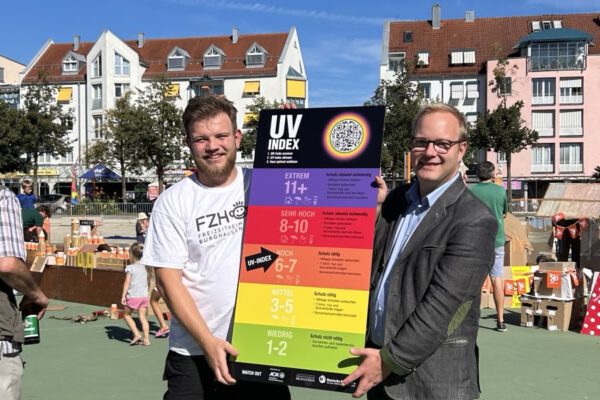 Im Rahmen der Pappstadt Burghausen nahm Marcel Anslinger (li) die UV-Index-Tafel von Thomas Gruber entgegen. © AOK Im Rahmen der Pappstadt Burghausen nahm Marcel Anslinger (li) die UV-Index-Tafel von Thomas Gruber entgegen. © AOK