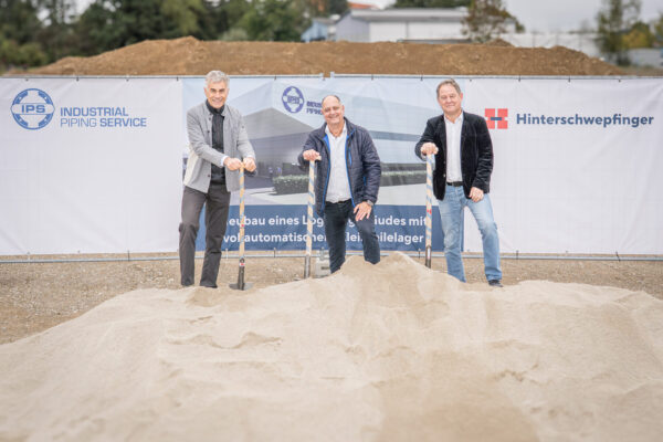 Sie setzen den symbolischen ersten Spatenstich für das innovative Logistik- und Produktionsgebäude von IPS – Industrial Piping Service (von links): Generalplaner und Generalunternehmer Josef Hinterschwepfinger, IPS-Geschäftsführer Hans-Jörg Behensky und Bürgermeister Florian Schneider. Foto: Hinterschwepfinger Sie setzen den symbolischen ersten Spatenstich für das innovative Logistik- und Produktionsgebäude von IPS – Industrial Piping Service (von links): Generalplaner und Generalunternehmer Josef Hinterschwepfinger, IPS-Geschäftsführer Hans-Jörg Behensky und Bürgermeister Florian Schneider. Foto: Hinterschwepfinger