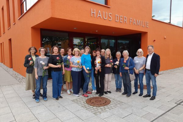 Die ehrenamtlich engagierten des Mütterkurses mit Christine Auberger (Leiterin Haus der Familie) sowie Dorle Graf (Familienreferentin) und Erstem Bürgermeister Florian Schneider. Fotocredit: Stadt Burghausen