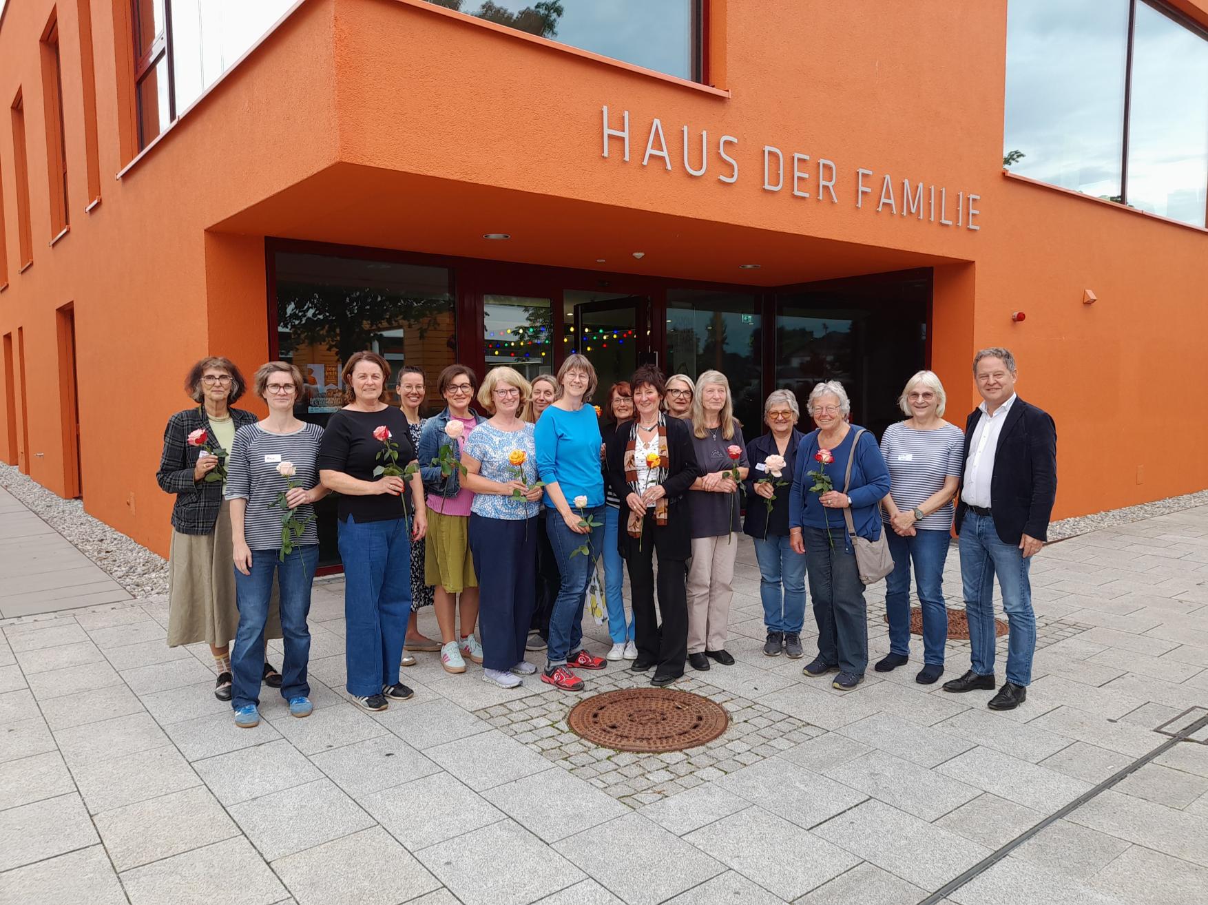 Die ehrenamtlich engagierten des Mütterkurses mit Christine Auberger (Leiterin Haus der Familie) sowie Dorle Graf (Familienreferentin) und Erstem Bürgermeister Florian Schneider. Fotocredit: Stadt Burghausen