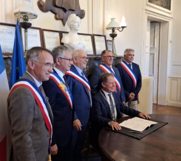 Beim Festakt zur 50-jährigen Städtepartnerschaft im Juni in Fumel durfte Burghausens Erster Bürgermeister Florian Schneider in der Mitte seiner französischen Kollegen platznehmen: Als Höhepunkt wurde der Partnerschaftsvertrag durch alle 6 Bürgermeister (für Frankreich: Jean-Louis Costes, Éric Grasset, Jean-Jacques Brouillet. Jean-Francois Segala und Daniel Borie, für Burghausen: Florian Schneider) erneut unterzeichnet. Fotocredit: Stadt Burghausen/privat