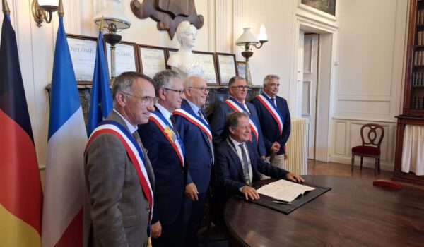 Beim Festakt zur 50-jährigen Städtepartnerschaft im Juni in Fumel durfte Burghausens Erster Bürgermeister Florian Schneider in der Mitte seiner französischen Kollegen platznehmen: Als Höhepunkt wurde der Partnerschaftsvertrag durch alle 6 Bürgermeister (für Frankreich: Jean-Louis Costes, Éric Grasset, Jean-Jacques Brouillet. Jean-Francois Segala und Daniel Borie, für Burghausen: Florian Schneider) erneut unterzeichnet. Fotocredit: Stadt Burghausen/privat