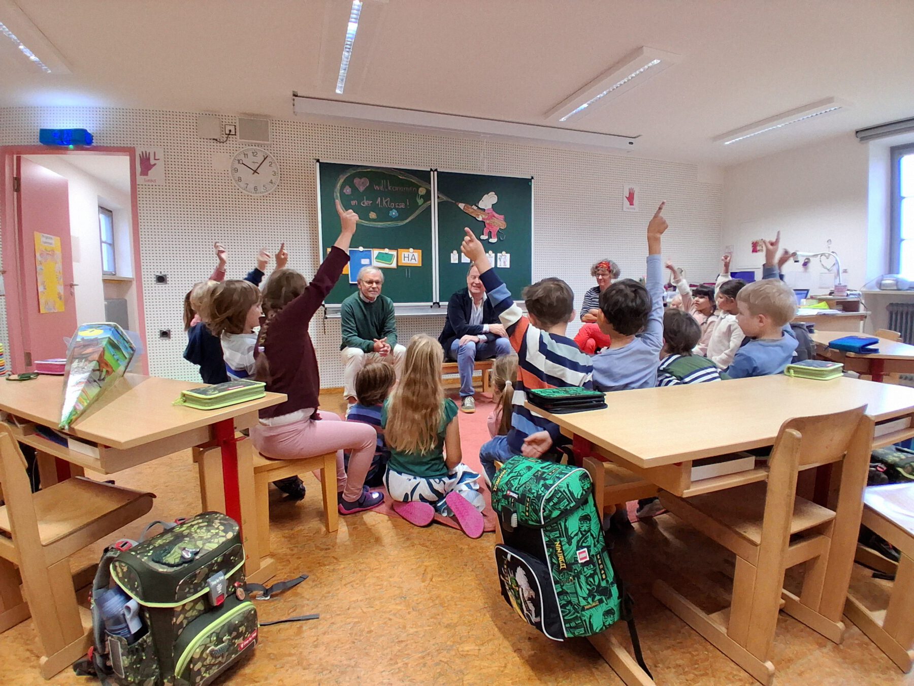 Schulreferent Norbert Englisch (l.) und Erster Bürgermeister Florian Schneider machten zum Schulanfang eine Rundtour durch alle Burghauser Grundschulen, so auch bei der Stethaimer Schule, die aktuell wegen Sanierung auf der Burg untergebracht ist. Fotocredit: Stadt Burghausen / Gauer