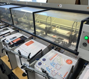 In einem der letzten Arbeitsschritte in der Druckerei werden die Bogen des Stadtmagazins zusammengetragen. Das bedeutet, sie werden in einer bestimmten Reihenfolge übereinander gelegt