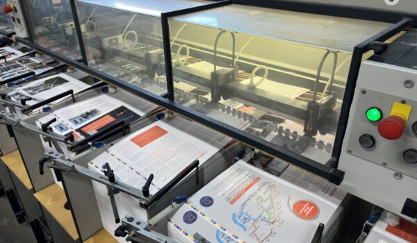 In einem der letzten Arbeitsschritte in der Druckerei werden die Bogen des Stadtmagazins zusammengetragen. Das bedeutet, sie werden in einer bestimmten Reihenfolge übereinander gelegt