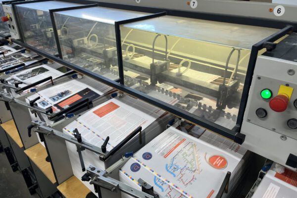 In einem der letzten Arbeitsschritte in der Druckerei werden die Bogen des Stadtmagazins zusammengetragen. Das bedeutet, sie werden in einer bestimmten Reihenfolge übereinander gelegt