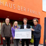 Foto (Wacker Chemie AG): Stv. WACKER-Werkleiter Stefan Henn (2.v.r.) überreicht den symbolischen Spendenscheck an Michael Schneiderhan vom Organisationsteam (1.v.l.) sowie Elli Huster (2.v.l.) und Josef Schweighofer (1.v.r.) von der Bürgerinsel Burghausen.