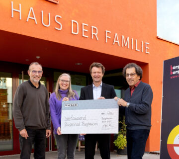 Foto (Wacker Chemie AG): Stv. WACKER-Werkleiter Stefan Henn (2.v.r.) überreicht den symbolischen Spendenscheck an Michael Schneiderhan vom Organisationsteam (1.v.l.) sowie Elli Huster (2.v.l.) und Josef Schweighofer (1.v.r.) von der Bürgerinsel Burghausen.