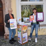 Alles ist vorbereitet: Mitarbeiterin Rosi Pfeifenthaler (l.) und Bibliotheksleiterin Christin Moll zeigen die Aktionen zum Tag der Bibliotheken am 24. Oktober, Bilderbuchspaziergang und Bücherwundertüte. Fotocredit: Stadt Burghausen / tg
