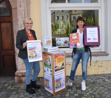 Alles ist vorbereitet: Mitarbeiterin Rosi Pfeifenthaler (l.) und Bibliotheksleiterin Christin Moll zeigen die Aktionen zum Tag der Bibliotheken am 24. Oktober, Bilderbuchspaziergang und Bücherwundertüte. Fotocredit: Stadt Burghausen / tg