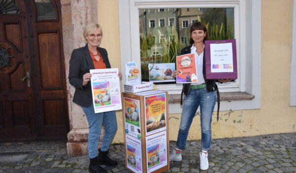 Alles ist vorbereitet: Mitarbeiterin Rosi Pfeifenthaler (l.) und Bibliotheksleiterin Christin Moll zeigen die Aktionen zum Tag der Bibliotheken am 24. Oktober, Bilderbuchspaziergang und Bücherwundertüte. Fotocredit: Stadt Burghausen / tg