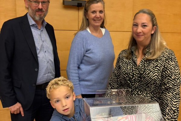 Werbering Burghausen – Die fünf Gewinner der Golden Card 2o26 hat Korbinian Mayer am Mittwochabend unter Aufsicht der Werbering Vorsitzenden Petra Forstpointner sowie Geschäftsführerin Simone Mayer und RA Roman Bauer gezogen.