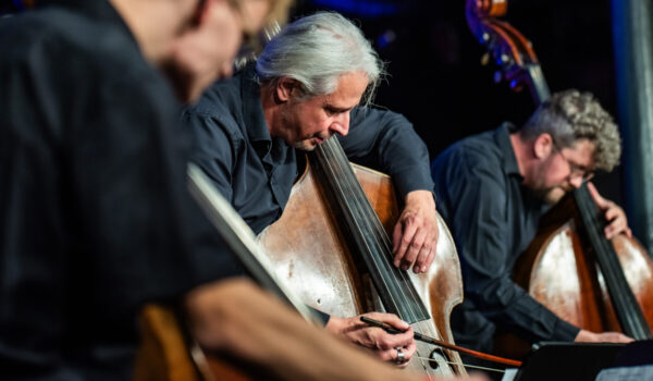 Claus Freudenstein beim Konzert. Er hat die Basstage begründet und nach Burghausen überführt. Fotocredit: Tom Bauer