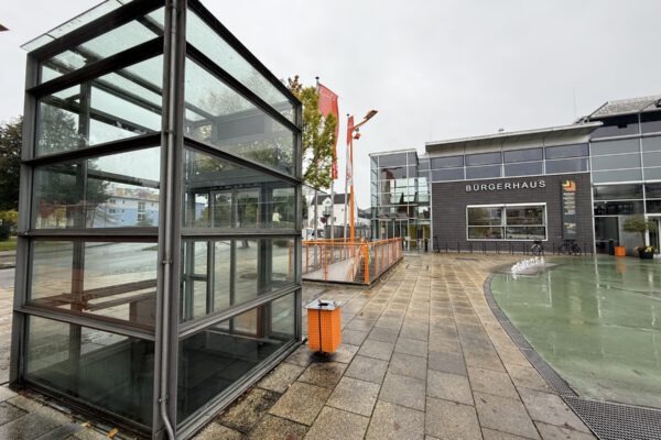 Der Aufzug am Bürgerplatz als einer der wichtigen barrierefreien Zugänge zur kostenlosen Tiefgarage muss dringend saniert werden. Fotocredit: Stadt Burghausen