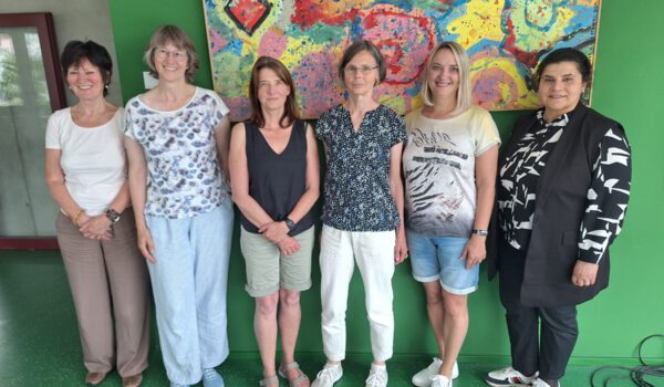 Die ehrenamtlichen Deutschlehrkräfte Barbara Reineke und Ute Paetsch vom Mütterkurs des Asylhelferkreises (von links), Simone Zemke und (ganz rechts) Amal Moussa vom Alphabetisierungskurs und die Deutschlehrkräfte der Stadt Burghausen Karola Wenski und Natalia Laib. Nicht im Bild Bettina Weiß-Schubert. Fotocredit: Stadt Burghausen / Haus der Familie