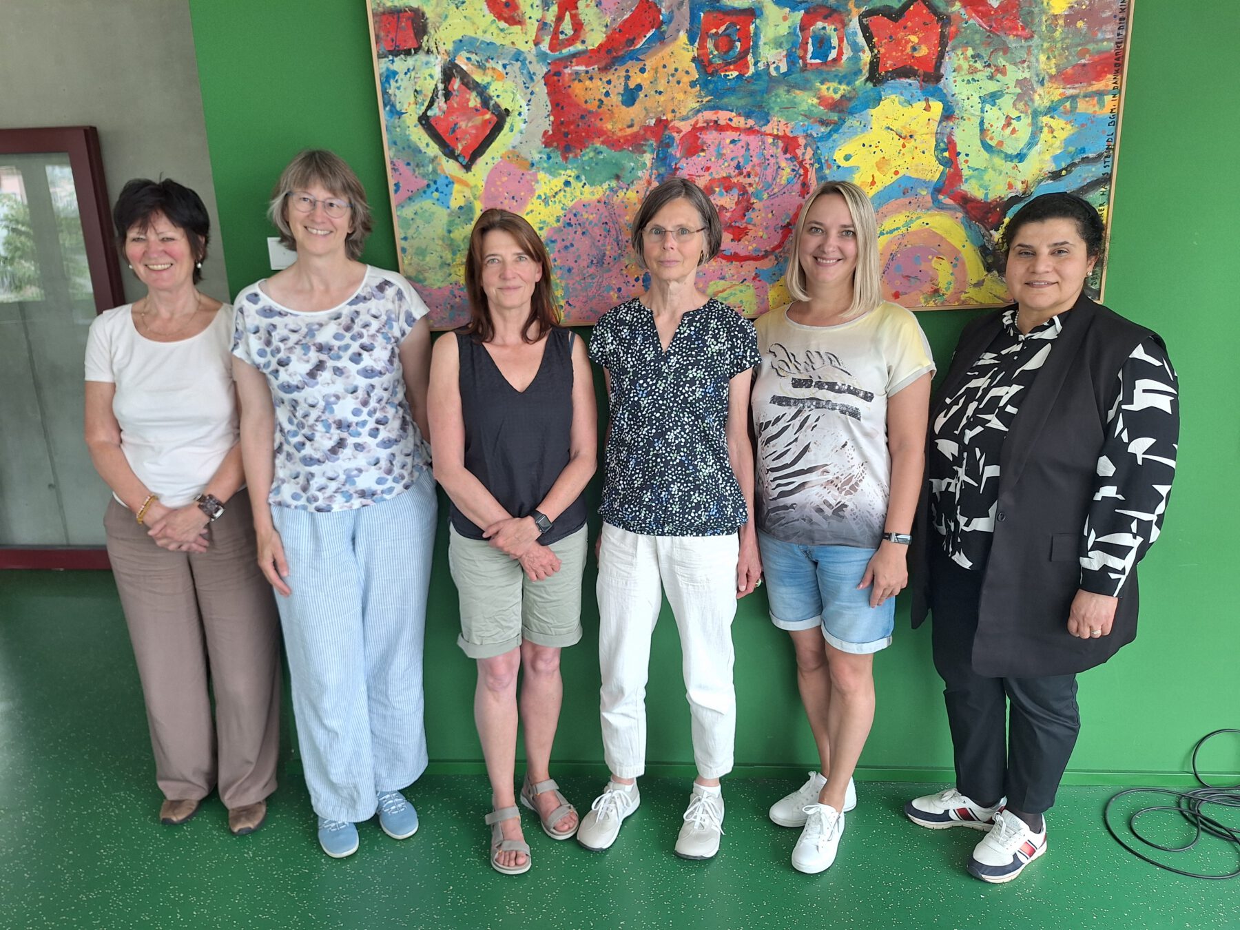 Die ehrenamtlichen Deutschlehrkräfte Barbara Reineke und Ute Paetsch vom Mütterkurs des Asylhelferkreises (von links), Simone Zemke und (ganz rechts) Amal Moussa vom Alphabetisierungskurs und die Deutschlehrkräfte der Stadt Burghausen Karola Wenski und Natalia Laib. Nicht im Bild Bettina Weiß-Schubert. Fotocredit: Stadt Burghausen / Haus der Familie