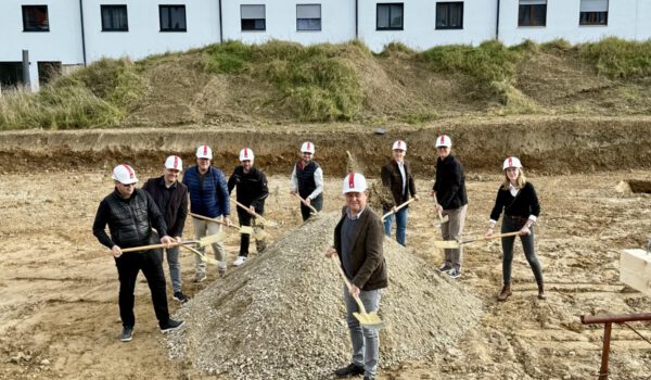 Erster Bürgermeister Florian Schneider symbolischer Spatenstich