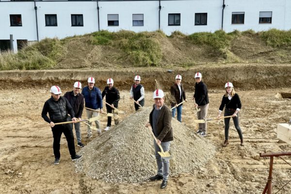 Erster Bürgermeister Florian Schneider symbolischer Spatenstich