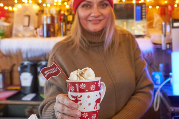 Zahlreiche Burghauser Gastronomen laden zur zauberhaften Wintergenuss ein, wie z.B. das Café Plan B täglich mit Winterbiergarten und jeden Freitag zur Eis-Disco. Fotocredit: Werbering Burghausen