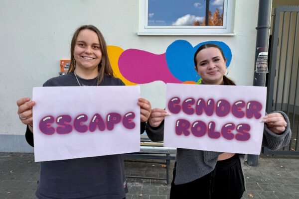 Johanna Hacker (links) studiert Soziale Arbeit und jobbt nebenbei im Burghauser JUZ. Sie und FOS-Praktikantin Anna Miller werden die Mädels-Nachmittage auch begleiten. Fotocredit: Stadt Burghausen köx