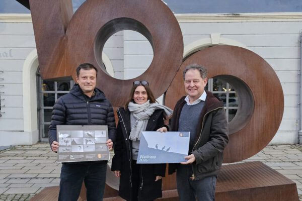 Ines Auerbach und Oliver Habel haben die Bilder für den Kalender ausgewählt, Erster Bürgermeister Florian Schneider unterstützt und schätzt das Waldrapp-Projekt am Standort Burghausen sehr. Fotocredit: Stadt Burghausen / Duscher