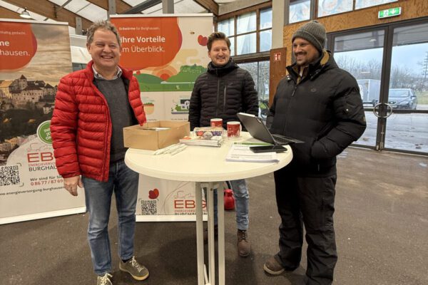 Erster Bürgermeister Florian Schneider schaut beim Beratungsteam am Wochenmarkt in der Messehalle vor-bei. Umweltingenieur Stephan Göbl und Martin Kohl von der EBG werden vor allem nach den Kosten für den Hausanschluss und Terminen der Ausbaustufen gefragt. Fotocredit: Stadt Burghausen / Königseder
