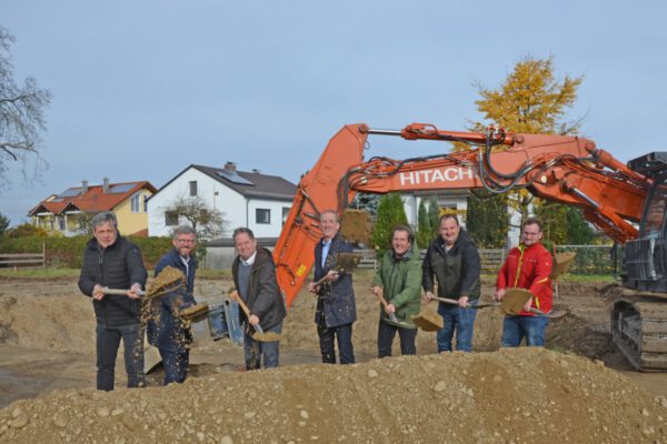 Beim Spatenstich für das 7-Millionenprojekt der WiBG: (v. li.) Architekt Helmut Dillinger, WiBG-Geschäftsführer Markus Nußbaumer, Bürgermeister Florian Schneider, WiBG-Geschäftsführer Dr. Christian Hackl, Generalunternehmer Heiner Hintermeier sowie von der Baufirma M.Grundner GmbH Geschäftsführer Robert Vitzthum und Bauleiter Johann Kaufleitner. (Foto: Koch/WiBG)