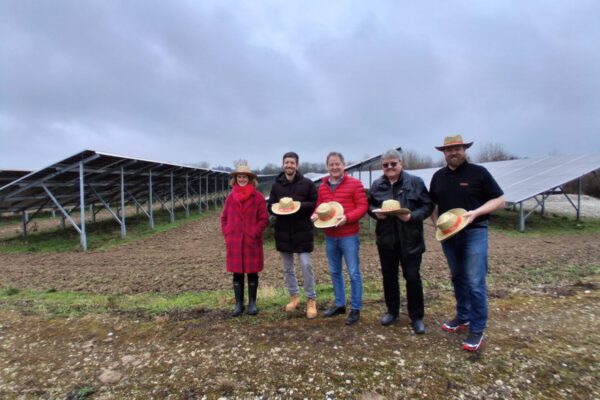 Die Sonne scheint auch an nebligen Tagen: EBG-Co-Geschäftsführerin Tanja Erb (v.l.), EBG-Prokurist Pascal Steinbach, Bürgermeister Florian Schneider, Privatkunde Peter Irmler und EBG-Kundenberater Mark Föhst feierten das neue Stromangebot aus dem Solarpark Hieringer Feld. Fotocredit: Stadt Burghausen / tg