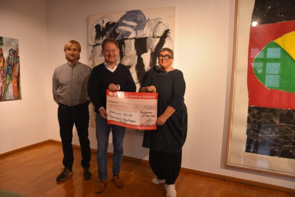 Auf dem Bild sind von links nach rechts zu sehen: Johann Seitz, 1. Vorsitzender des Vereins Altstadtfreunde, Burghausens Erster Bürgermeister Florian Schneider und Kassierin Gabriele Schwab, die den diesjährigen Spendenscheck der Altstadtfreunde übergeben.