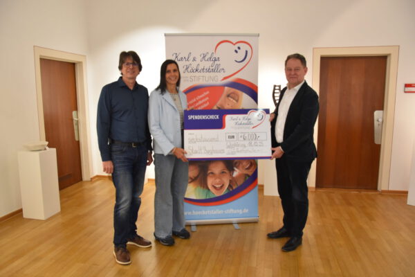 Einmal mehr unterstützt die Karl und Helga Höcketstaller Stiftung benachteiligte Kinder: Dafür dankte Stadtoberhaupt Florian Schneider (r.) der Stiftungsvorsitzenden Petra Höcketstaller und Christian Latzlsperger vom Stiftungsbeirat bei der Spendenscheckübergabe im Rathaus.