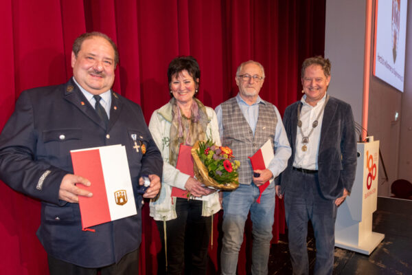 Für ihr Engagement ausgezeichnet wurden (v.l.) Stefan Ertl, Barbara Reineke und Bartl Lehrhuber, überreicht bekamen sie ihre Urkunden von Erster Bürgermeister Florian Schneider. Fotocredit: Stadt Burghausen/köx