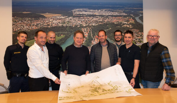 Auf dem Bild: Polizist Thomas Brodschelm (v.l.), Stadtbaumeister Manfred Winkler, Polizist Ben Bertsche, Erster Bürgermeister Florian Schneider, 1. Kommandant der Feuerwehr Burghausen Florian Hobmeier, Lei-ter Tiefbauamt Stefan Simon, Kreisbrandrat Vincenzo Bucci und Martin Hinterwinkler als Leiter des Ord-nungsamtes. Fotocredit: Stadt Burghausen / köx