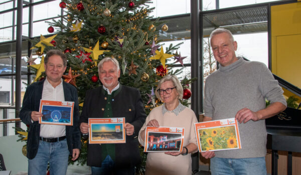 Freuen sich über den Seniorenkalender 2026 (v.l.): Erster Bürgermeister Florian Schneider, Seniorenreferent Heinz Donner, Brigitte Heins, Freie Wohlfahrtsverbände und Alfred Danninger, Geschäftsstellenleiter Bürgerinsel. Fotocredit: Stadt Burghausen / tg Freuen sich über den Seniorenkalender 2026 (v.l.): Erster Bürgermeister Florian Schneider, Seniorenreferent Heinz Donner, Brigitte Heins, Freie Wohlfahrtsverbände und Alfred Danninger, Geschäftsstellenleiter Bürgerinsel. Fotocredit: Stadt Burghausen / tg