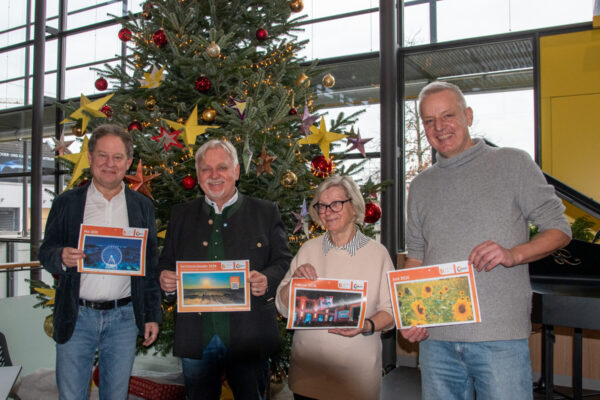 Freuen sich über den Seniorenkalender 2026 (v.l.): Erster Bürgermeister Florian Schneider, Seniorenreferent Heinz Donner, Brigitte Heins, Freie Wohlfahrtsverbände und Alfred Danninger, Geschäftsstellenleiter Bürgerinsel. Fotocredit: Stadt Burghausen / tg