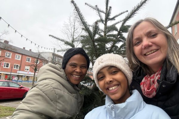 Petra Forstpointner übergibt Weihnachtsbaum