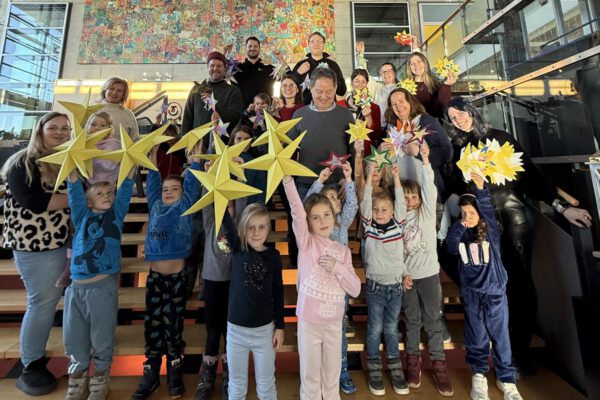 Kindergartenkinder schmücken das Bürgerhaus mit selbstgebastelten Sternen