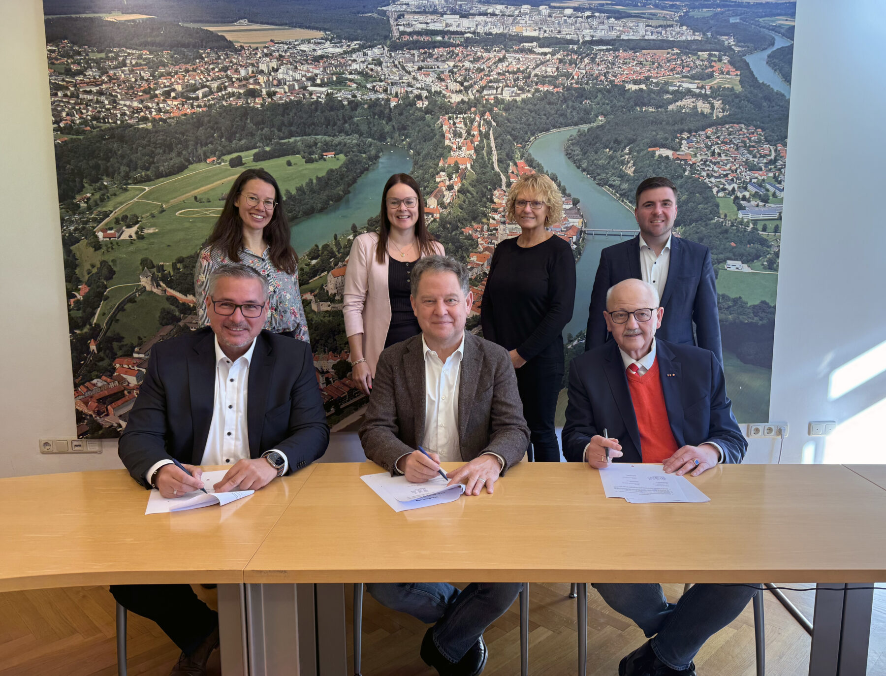 V  l  n  r , vorne: BRK Kreisgeschäftsführer Christian Fendt, 1  Bürgermeister der Stadt Burghausen Florian Schneider, BRK Kreisvorsitzender Herbert Hofauer, v  l  n  r , hinten: Christine Auberger (Leiterin Haus der Familie), Daniela Spiegelhauer (stv  Leiterin Stadtkämmerei), Alexandra Lohr (Leitung Wöhler Kinderhaus), Maximilian Gschwendtner (Leitung BRK Kinder und Jugendhilfe)