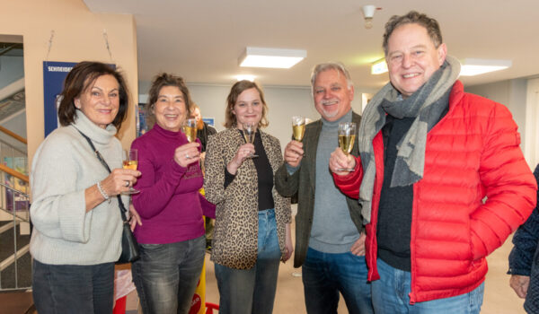 PM 05 Auftakt Seniorenkino mit Claudia Semmler, Dani Mayer, Veronika alfranseder, Heinz Donner und Bgm Schneider Foto köx Erfolgreicher Auftakt Seniorenkino Burghausen Foto köx