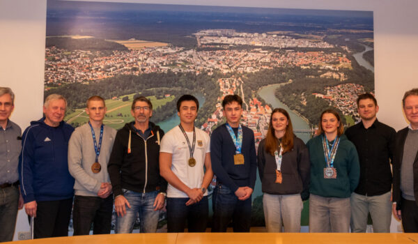 Foto: v.l. Nicolas Jost, Gerhard Walter, Eugen Ill, Robert Rogger, Vincent Jost, Jonathan Jost, Stella Hartel, Clara Hartel, Werner Giermaier, Erster Bürgermeister Florian Schneider. Fotocredit: Stadt Burghausen / Königseder