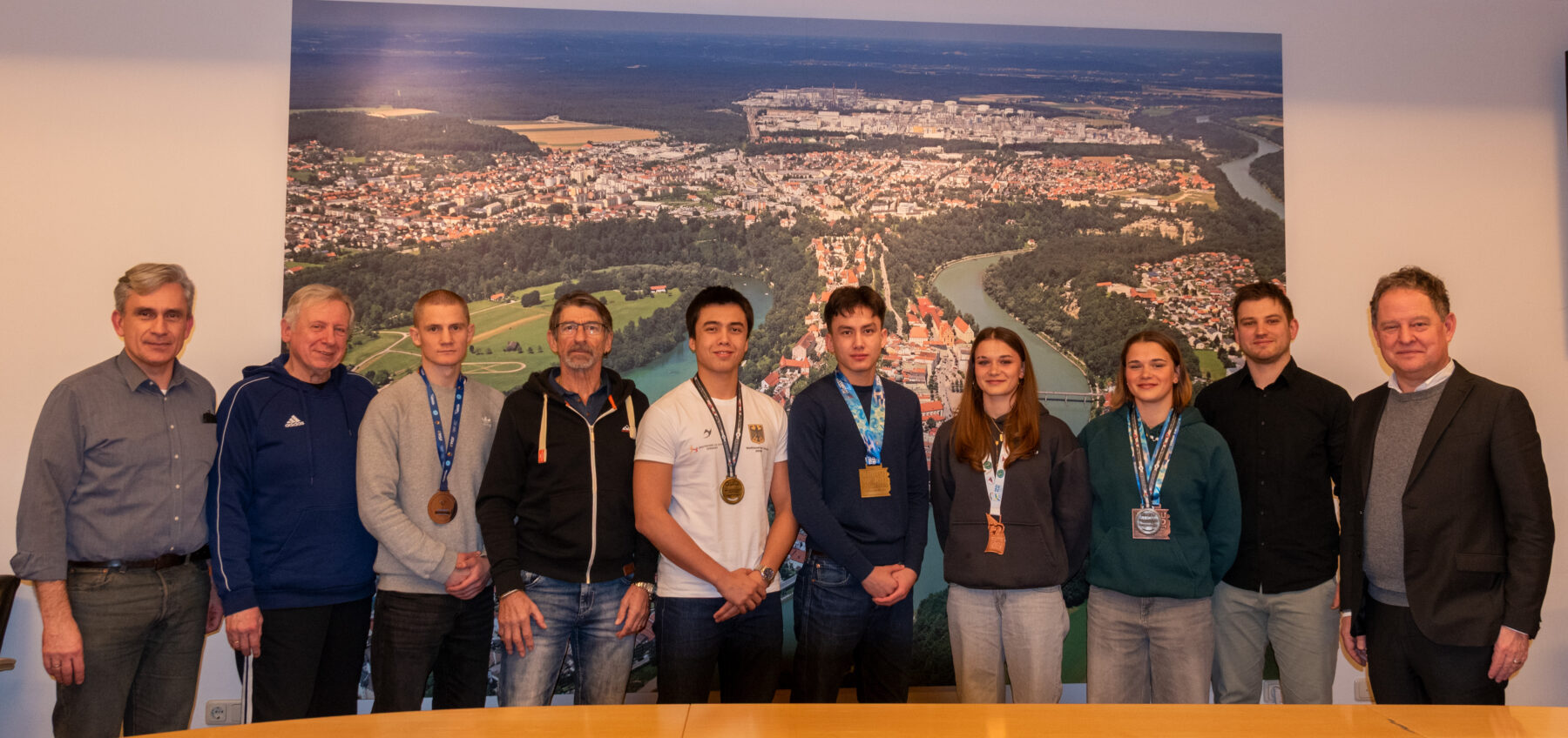 Foto: v l  Nicolas Jost, Gerhard Walter, Eugen Ill, Robert Rogger, Vincent Jost, Jonathan Jost, Stella Hartel, Clara Hartel, Werner Giermaier, Erster Bürgermeister Florian Schneider  Fotocredit: Stadt Burghausen / Königseder