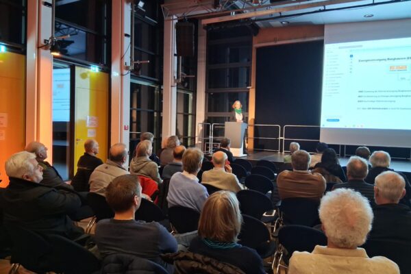 Gut besucht war die Abschlussveranstaltung zur Kommunalen Wärmeplanung im Bürgerhaus; nun hoffen die Beteiligten auf zahlreiche Anschlüsse durch genügend Hauseigentümer, um die Fernwärmeversorgung zügig umsetzen zu können.