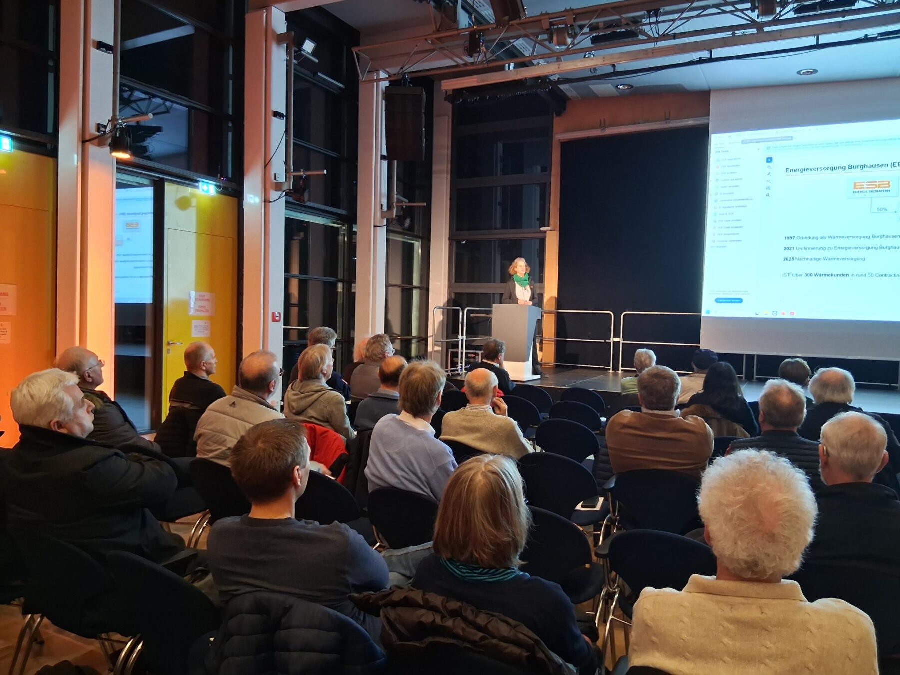 Gut besucht war die Abschlussveranstaltung zur Kommunalen Wärmeplanung im Bürgerhaus; nun hoffen die Beteiligten auf zahlreiche Anschlüsse durch genügend Hauseigentümer, um die Fernwärmeversorgung zügig umsetzen zu können 