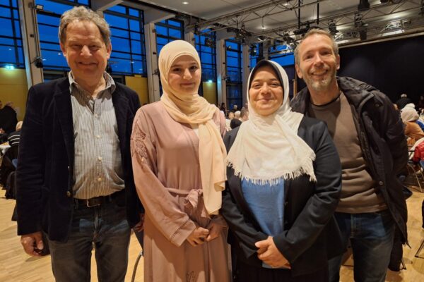 Erster Bürgermeister Florian Schneider, Fatima Haimoun, Engagierte der AG Integration, Integrationsbeirätin Dr. Eman Ayyad und Dritter Bürgermeister Stefan Angstl beim Fastenbrechen 2025. © Haus der Familie/Stadt Burghausen