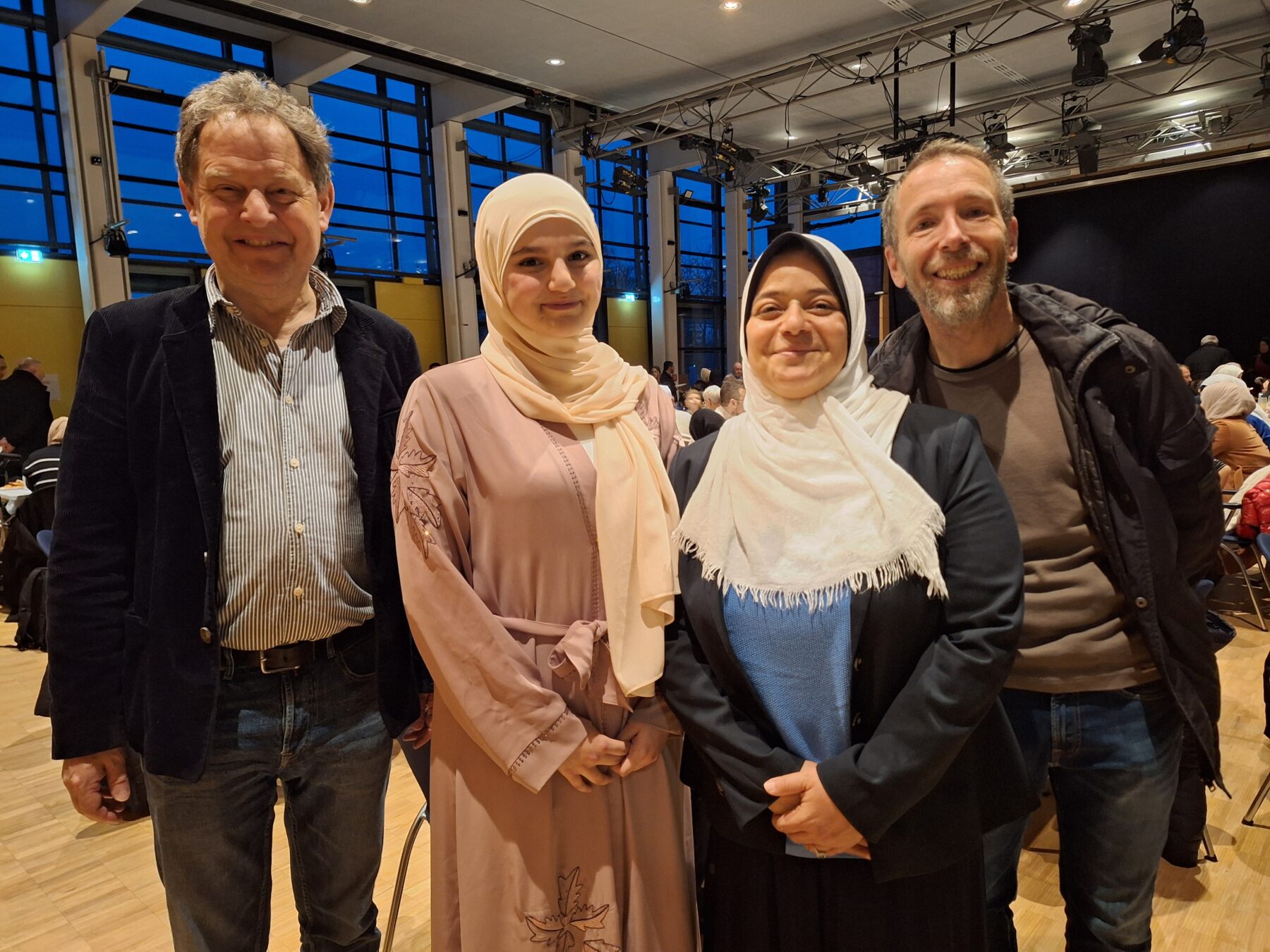 Erster Bürgermeister Florian Schneider, Fatima Haimoun, Engagierte der AG Integration, Integrationsbeirätin Dr  Eman Ayyad und Dritter Bürgermeister Stefan Angstl beim Fastenbrechen 2025  © Haus der Familie/Stadt Burghausen