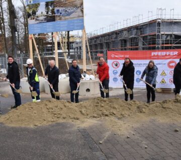 Wünschen sich einen reibungslosen Ablauf der Bauarbeiten (v l ): Alexander Sampl, Korbinian Zöller, Jürgen Szczutkowski (alle Pfeiffer Bau), Architekt Josef Krautloher, Stefan Sajdak (Bäderleitung), Erster Bürgermeister Florian Schneider, Manfred Winkler (Stadtbaumeister), Martina Weilbuchner (Bauleitung) und Florian Moser (Bäderleitung)  Fotocredit: Stadt Burghausen /tg