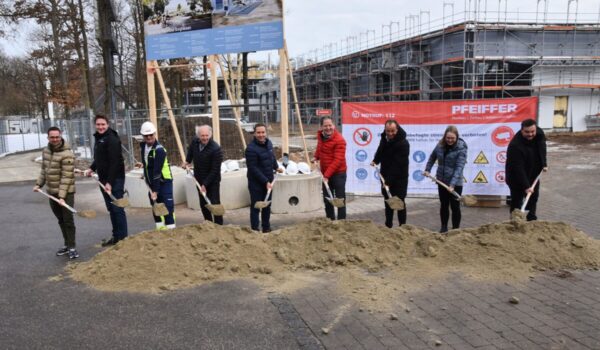 Wünschen sich einen reibungslosen Ablauf der Bauarbeiten (v.l.): Alexander Sampl, Korbinian Zöller, Jürgen Szczutkowski (alle Pfeiffer Bau), Architekt Josef Krautloher, Stefan Sajdak (Bäderleitung), Erster Bürgermeister Florian Schneider, Manfred Winkler (Stadtbaumeister), Martina Weilbuchner (Bauleitung) und Florian Moser (Bäderleitung). Fotocredit: Stadt Burghausen /tg