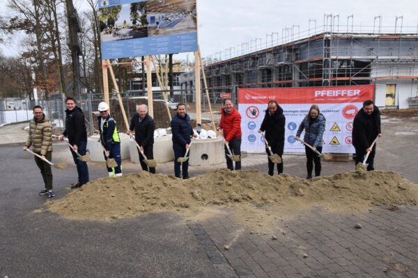 Wünschen sich einen reibungslosen Ablauf der Bauarbeiten (v.l.): Alexander Sampl, Korbinian Zöller, Jürgen Szczutkowski (alle Pfeiffer Bau), Architekt Josef Krautloher, Stefan Sajdak (Bäderleitung), Erster Bürgermeister Florian Schneider, Manfred Winkler (Stadtbaumeister), Martina Weilbuchner (Bauleitung) und Florian Moser (Bäderleitung). Fotocredit: Stadt Burghausen /tg