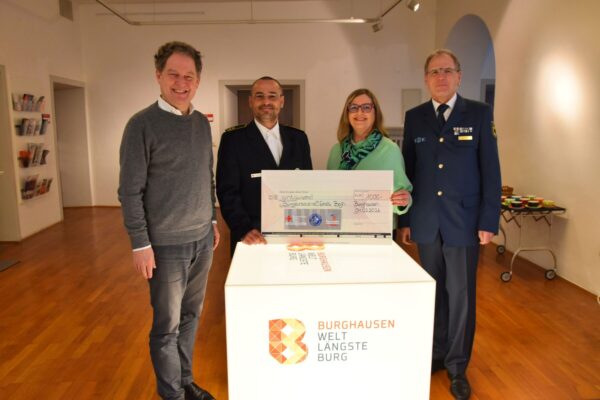 Ein Licht in dunklen Zeiten wollte der Blaulichtkorso Mitte Dezember stiften – dabei wurden 1.000 Euro für den Bürgersozialfonds gesammelt und nun an die Stadt übergeben. Im Bild v.l.: Erster Bürgermeister Florian Schneider, Marco Suitner (BRK), Sozialamtleiterin Elisabeth Rummert und Christian Söhn (THW). Krankheitsbedingt abwesend war Kreisbrandrat Vincenzo Bucci für die teilnehmenden Feuerwehren.