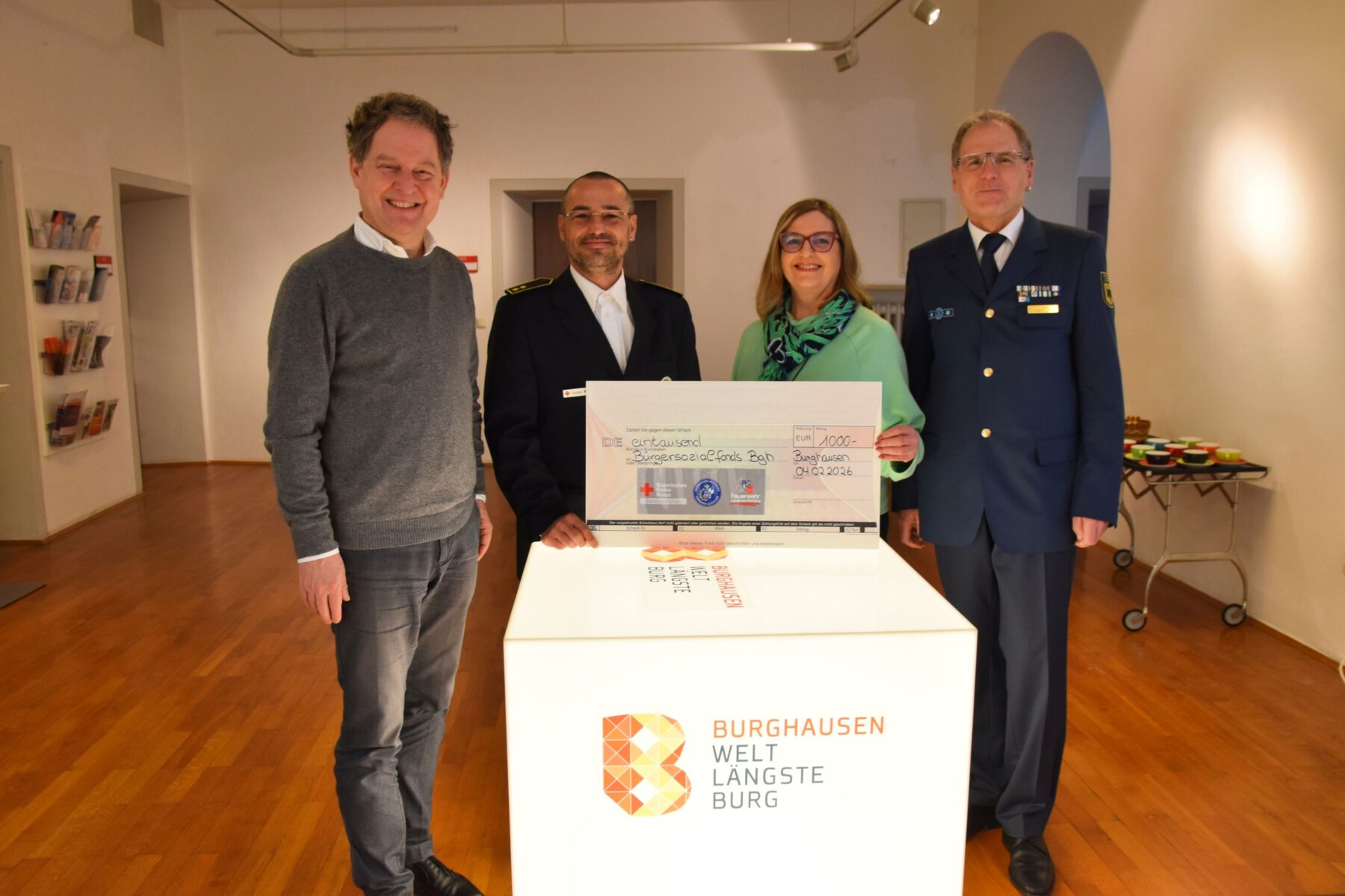 Ein Licht in dunklen Zeiten wollte der Blaulichtkorso Mitte Dezember stiften – dabei wurden 1 000 Euro für den Bürgersozialfonds gesammelt und nun an die Stadt übergeben  Im Bild v l : Erster Bürgermeister Florian Schneider, Marco Suitner (BRK), Sozialamtleiterin Elisabeth Rummert und Christian Söhn (THW)  Krankheitsbedingt abwesend war Kreisbrandrat Vincenzo Bucci für die teilnehmenden Feuerwehren 